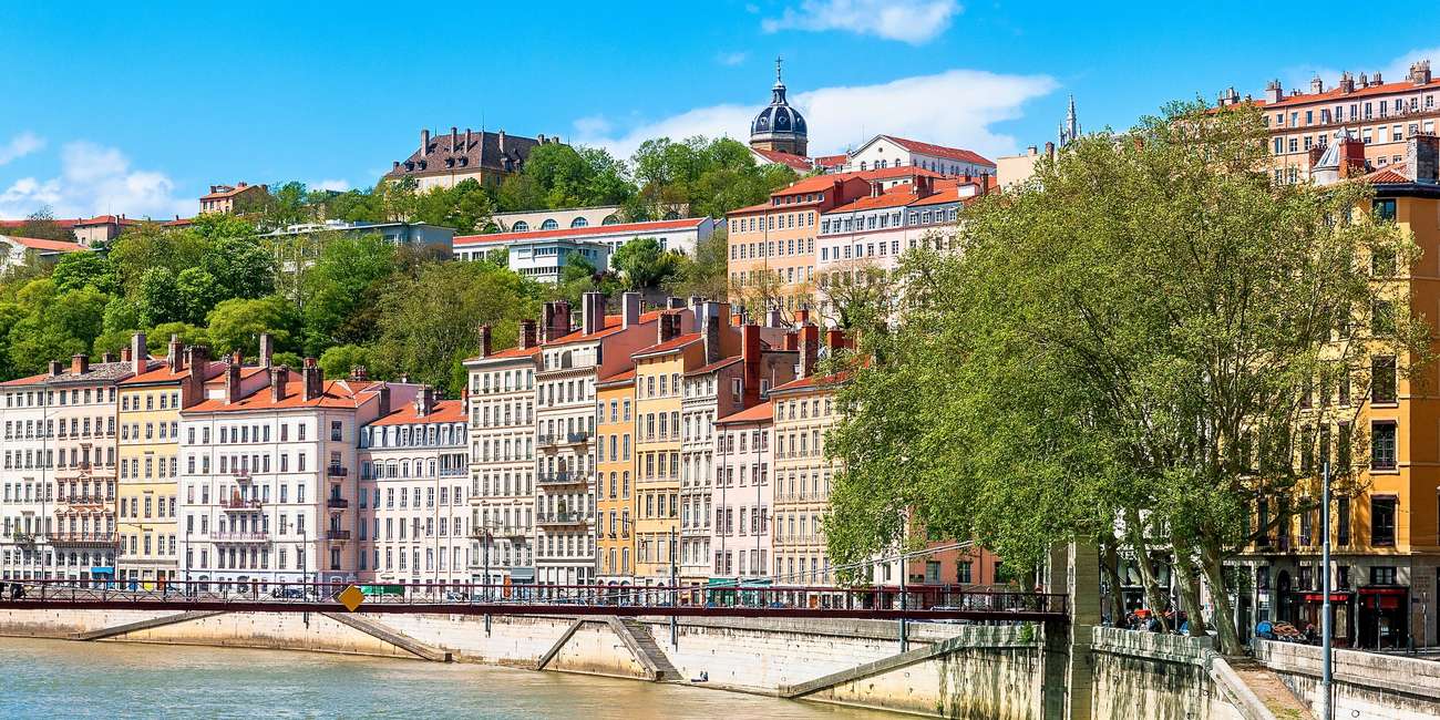 Tours en bus hop-on hop-off à Lyon – Monuments emblématiques, vues panoramiques et attractions immanquables en 2025 Tours touristiques en bus à Lyon, France – Monuments principaux, attractions célèbres et trésors cachés en 2025