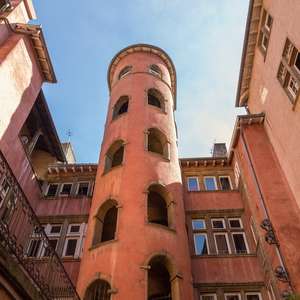 Visitez Lyon depuis un bus panoramique Hop-On Hop-Off – Explorez monuments et attractions en 2025 Montez dans le bus à toit ouvert à Lyon, France – Découvrez monuments, attractions et lieux secrets avec un tour hop-on hop-off en 2025