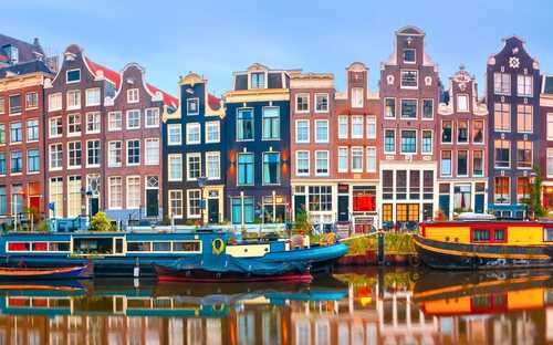 Sightseeingbuss längs kanalerna i Amsterdam
