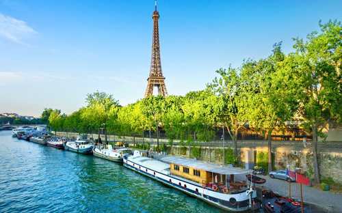 Nyitott városnéző busz a párizsi Eiffel-toronynál